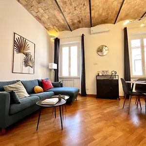 Apartment La Polveriera, Eleganti E Luminosi Vicino Al Colosseo, Rome